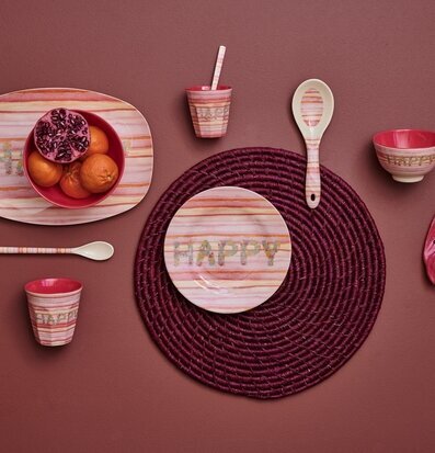 Assiett Happy Pink Print från Rice på mörklila underlägg