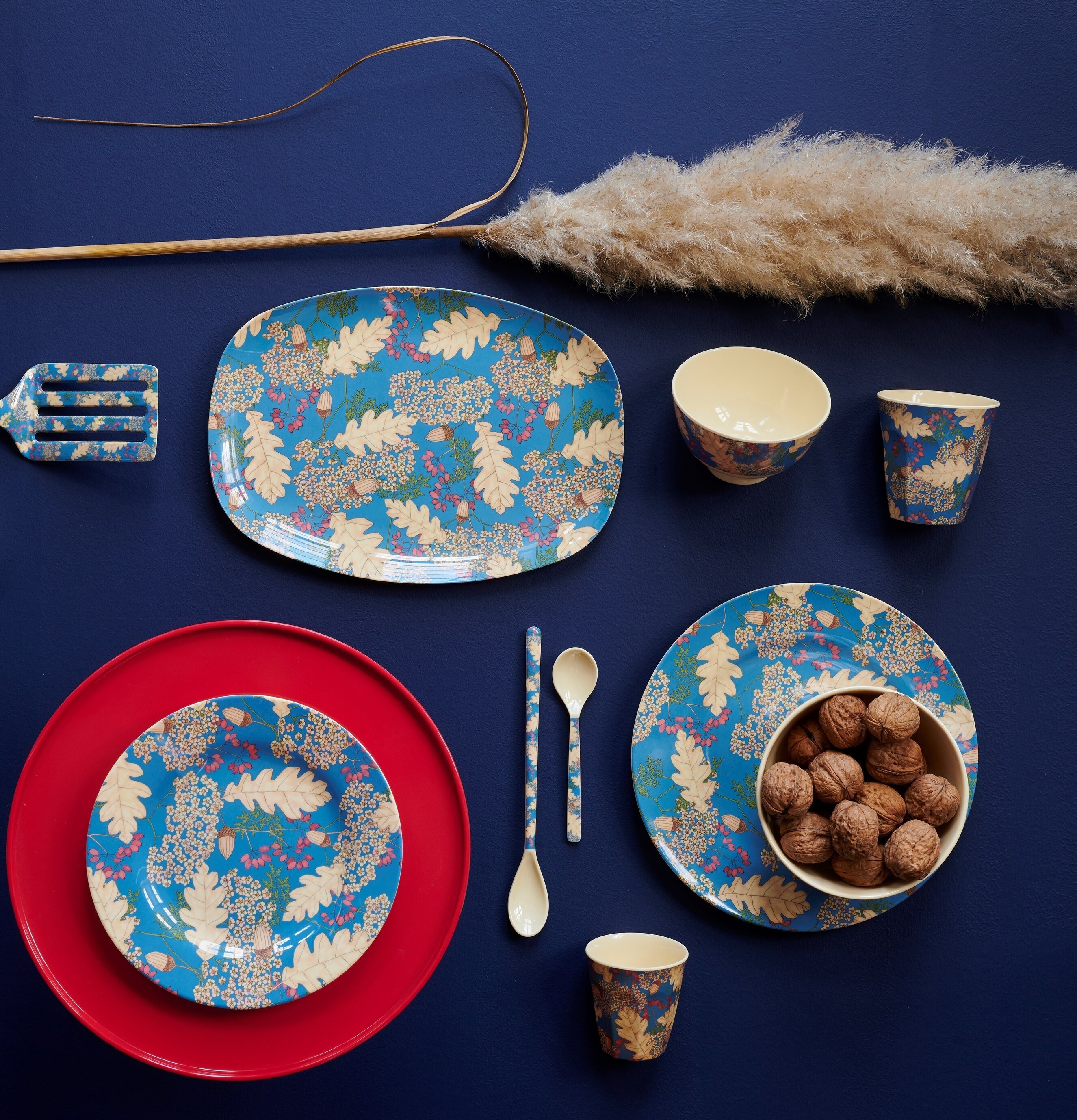 Bild av höstinspirerad porslinskollektion med ekollonmotiv