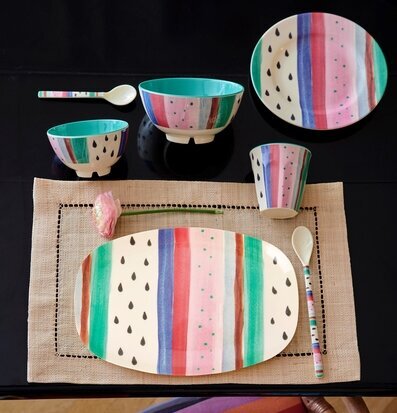 Skål Melamin Louise Stripe Print från Rice på ett dukat bord