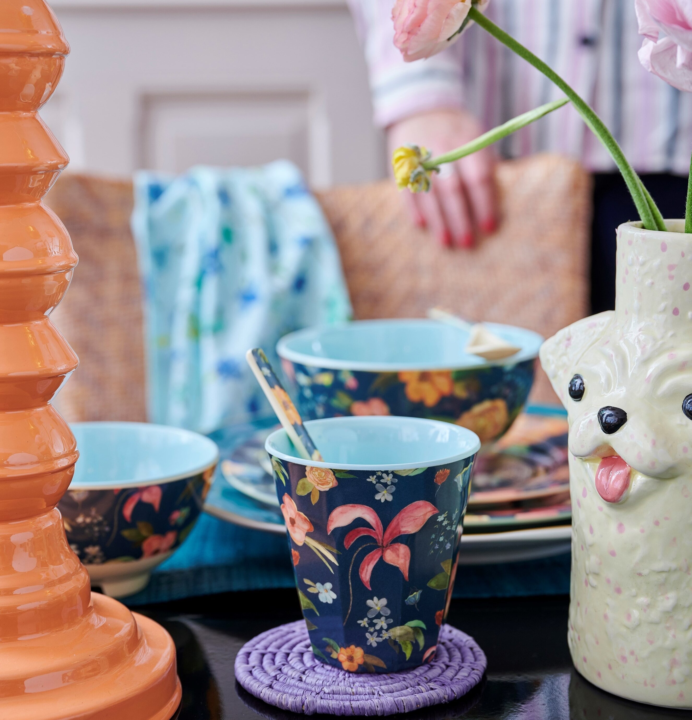 Mugg Selma’s Fall Flower Print från Rice på lila underlägg