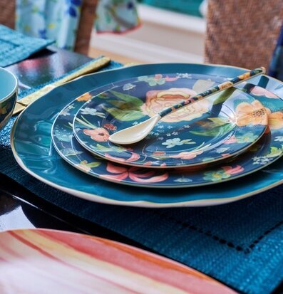 Tallrik Selma´s Flower Print från Rice på dekorerat bord