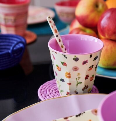 Foto av hemtrevlig och färgglad mugg i stilfull miljö