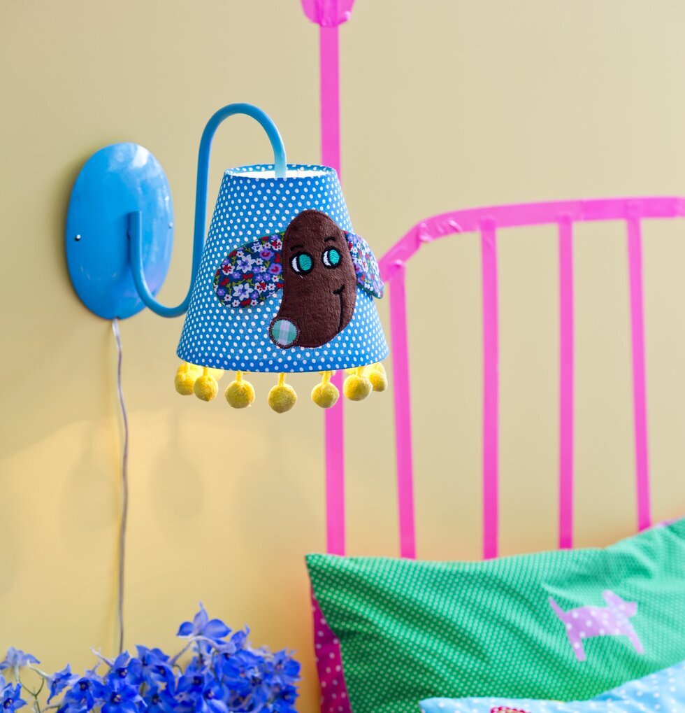 Vägglampa Hund från Rice med blå lampskärm och gula tofsar