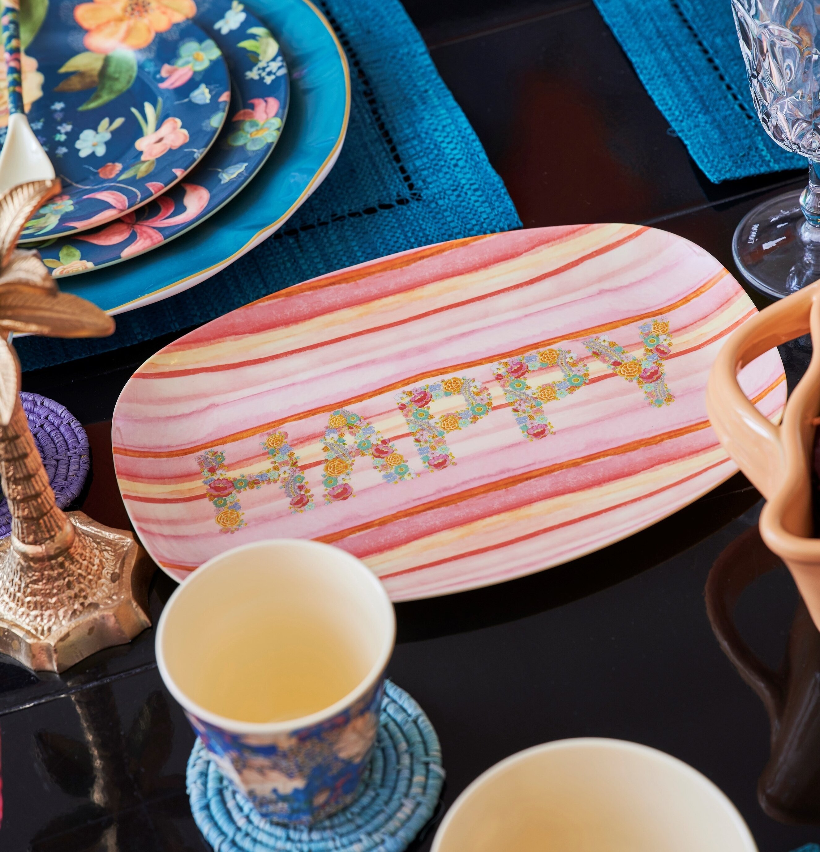 Tallrik Happy Pink Print från Rice på ett färgstarkt bord