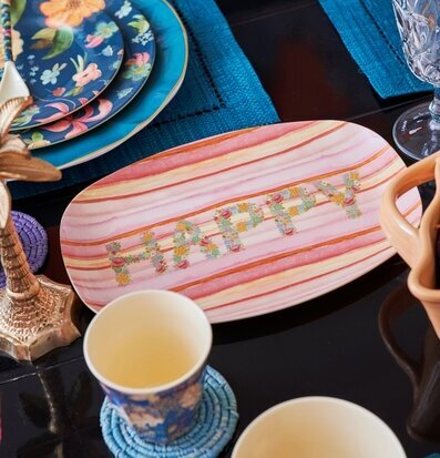 Tallrik Happy Pink Print från Rice på ett färgstarkt bord
