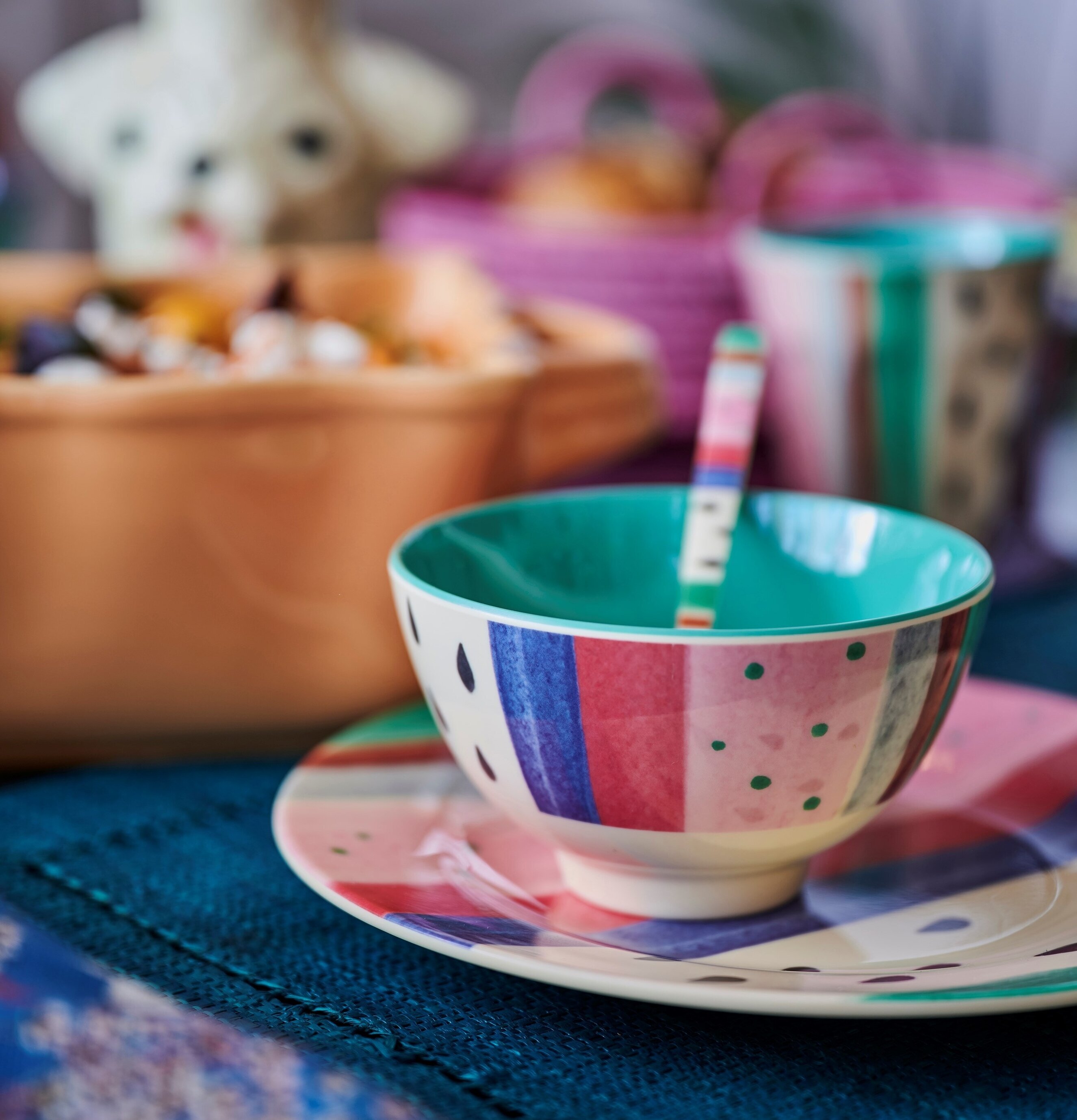 Liten Skål Louise`s Stripe Print från Rice på matchande fat