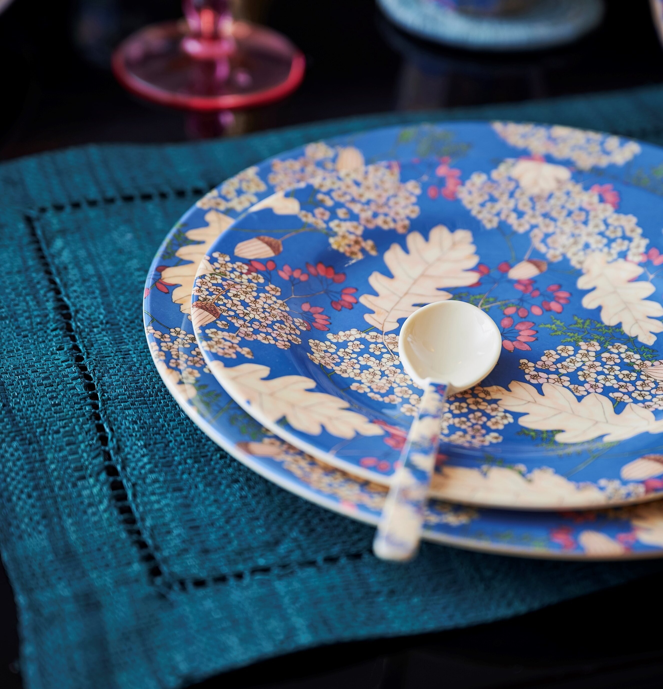 Assiett Autumn & Acorns Print från Rice på turkost underlägg