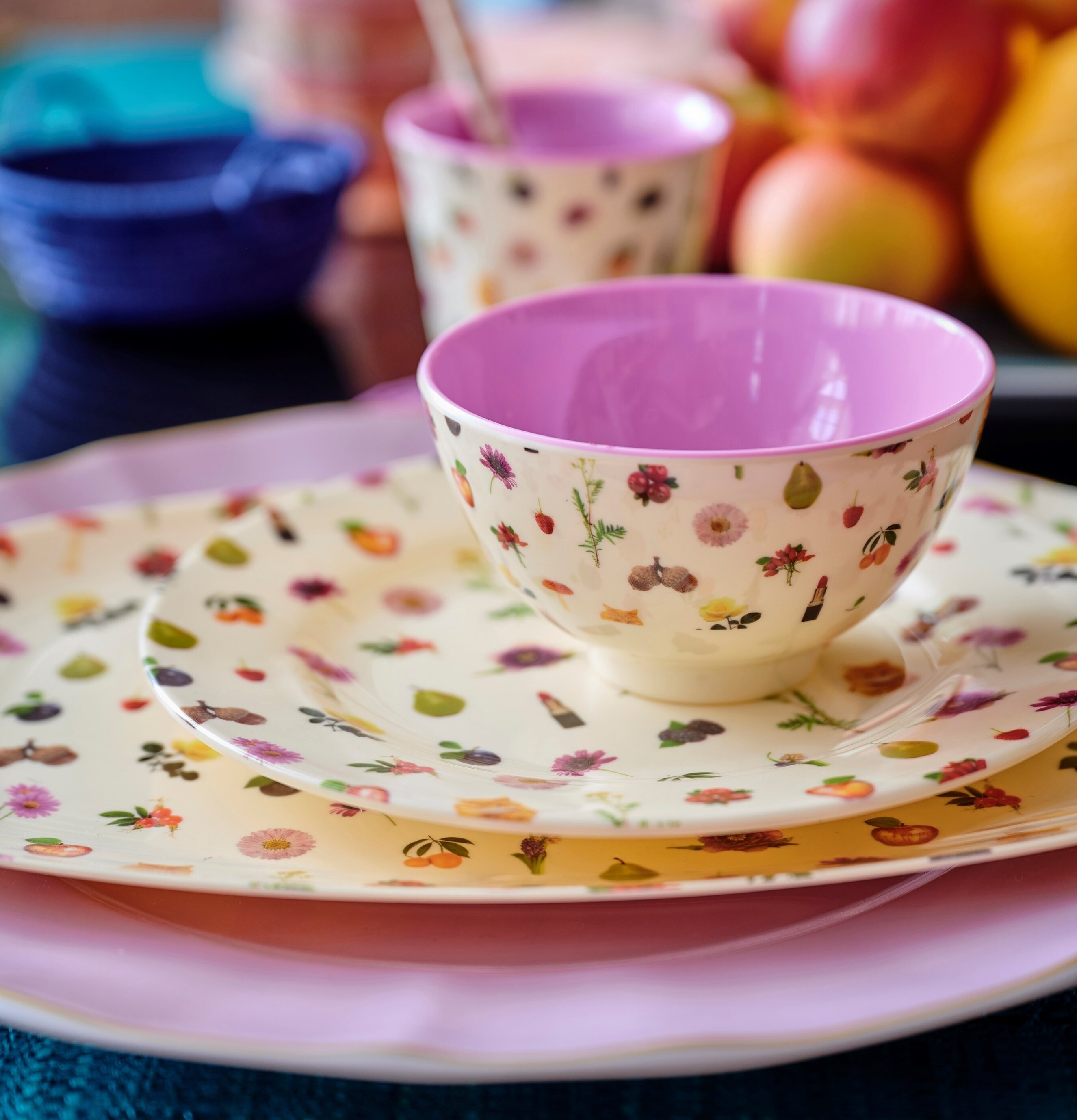 Liten Skål Lipstick Fall Print från Rice på dukat bord