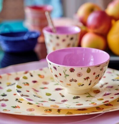 Bild av färgstarkt dukat bord med blommönstrad mugg