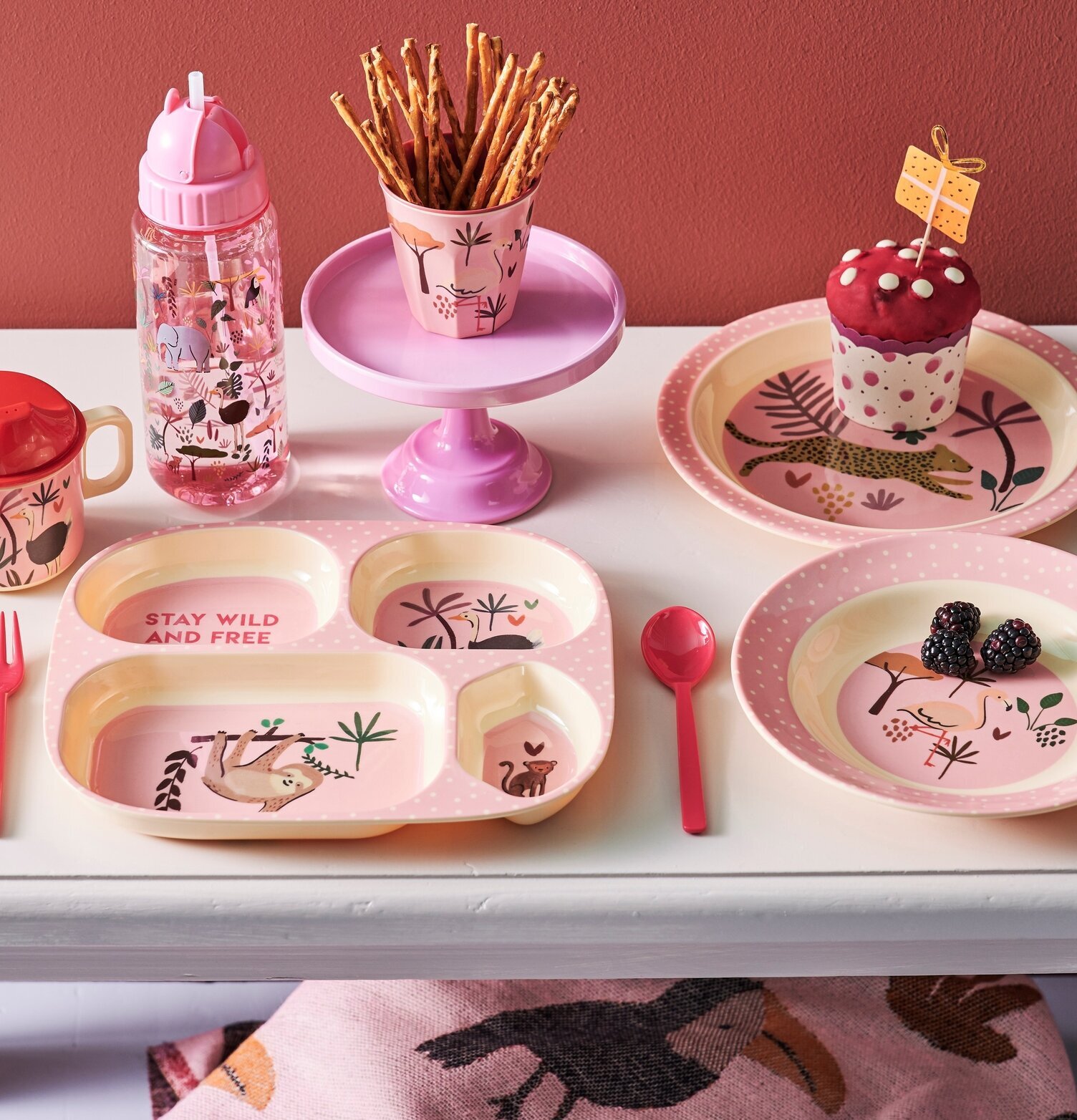 Dryckesflaska Pink Jungle Animals Print från Rice på bordet