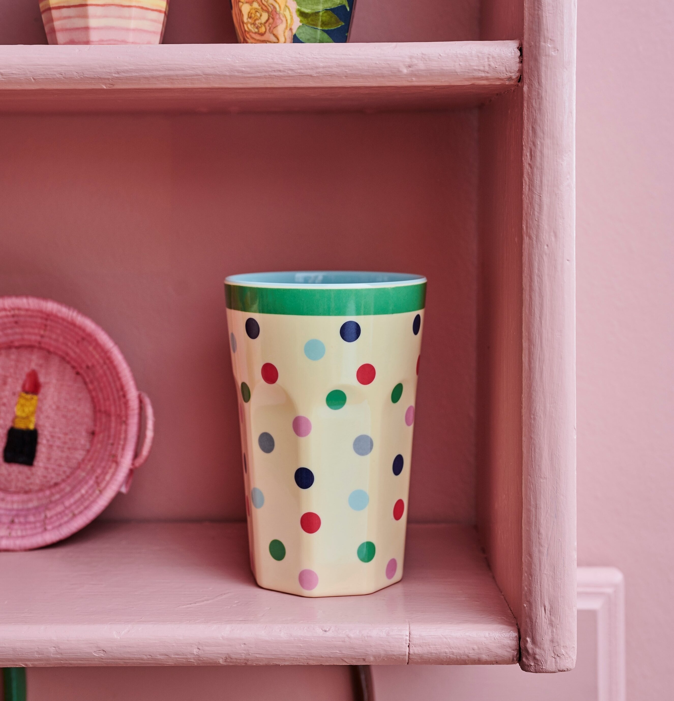 Bild av färgglad hyllinredning med lekfulla detaljer