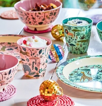 Skål All Over Jungle Animals Print Coral från Rice på bord