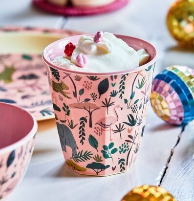 Bild av färgglad mugg med djungeldjur och dekoration