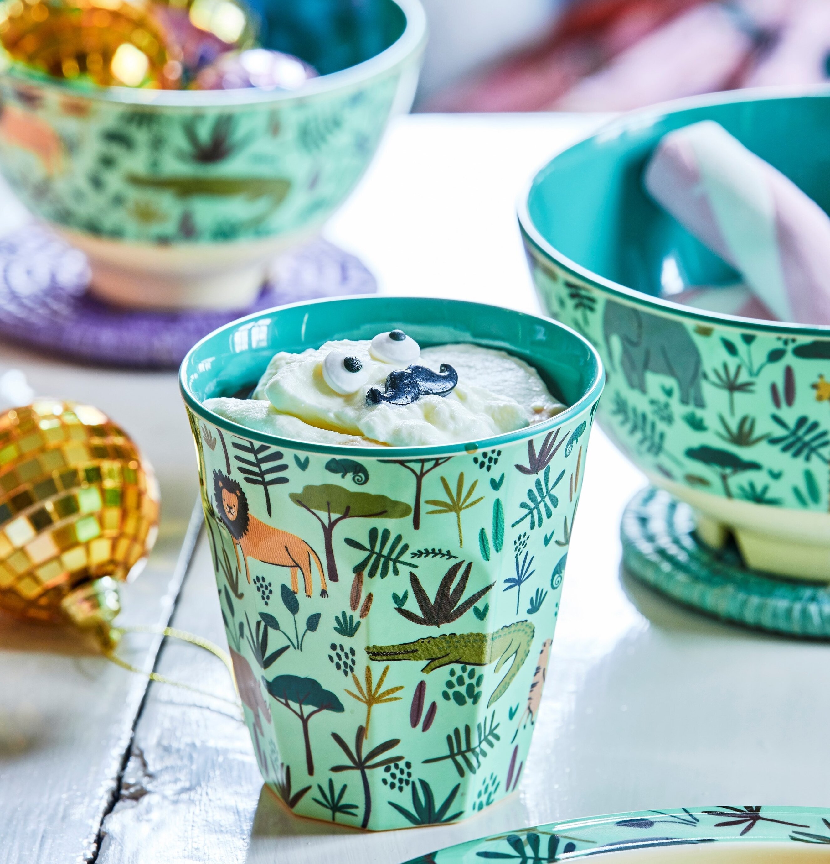 Mugg Jungle Animals Print Green från Rice på trädäcksbord