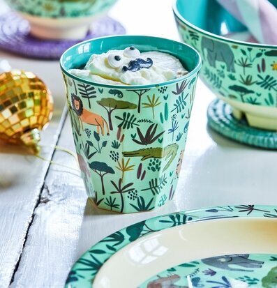 Tallrik Green Jungle Animals Print från Rice på dukat bord