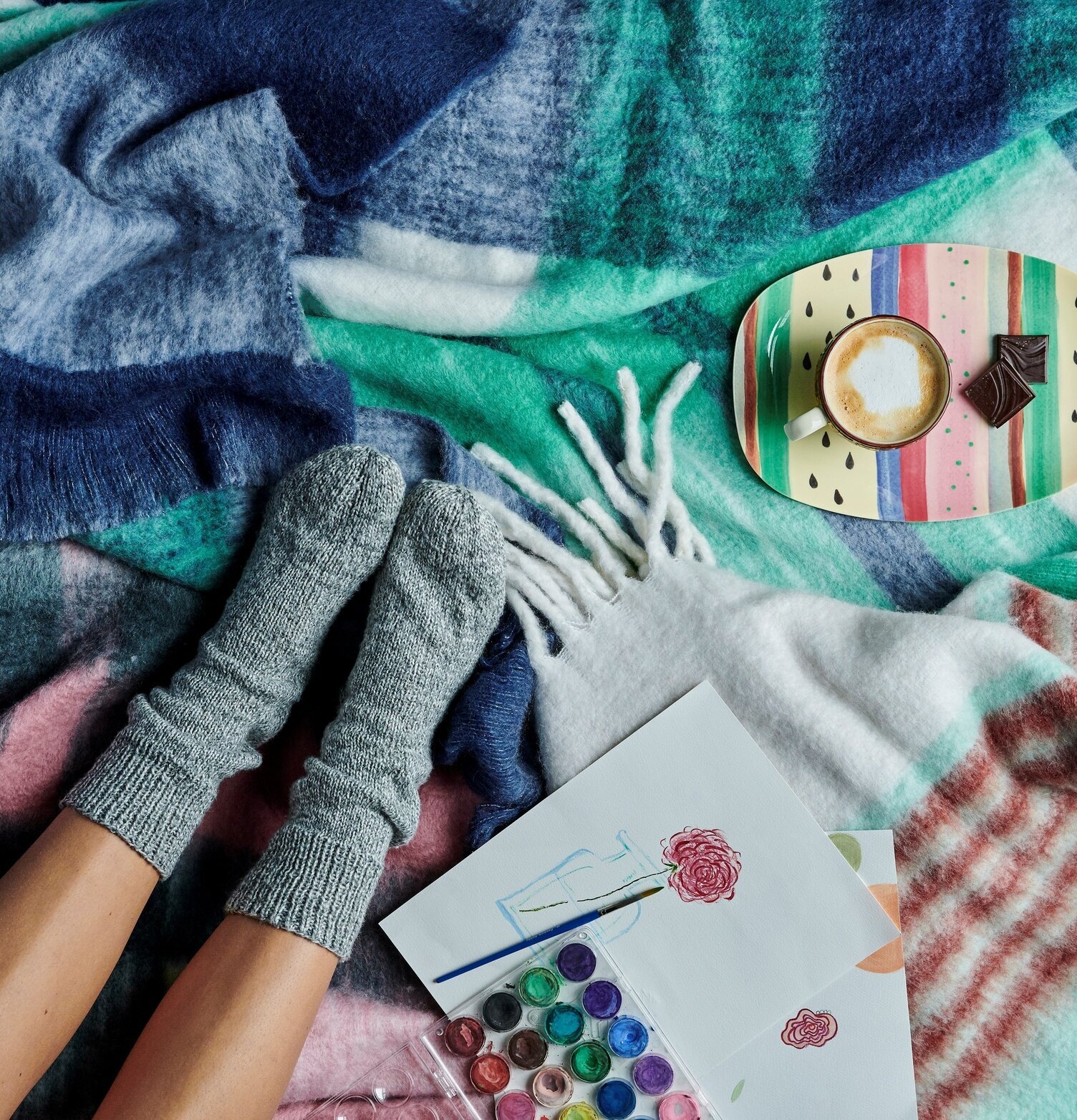 Tallrik Louise Stripe Print från Rice på mysig filt med kaffe