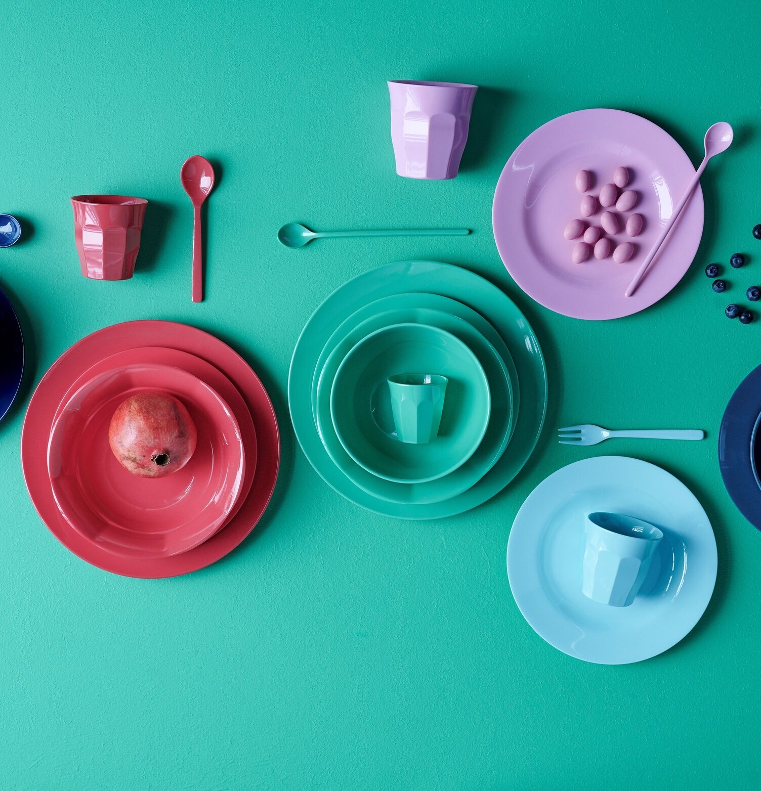 Assiett Emerald Green från Rice med färgglada omgivningar