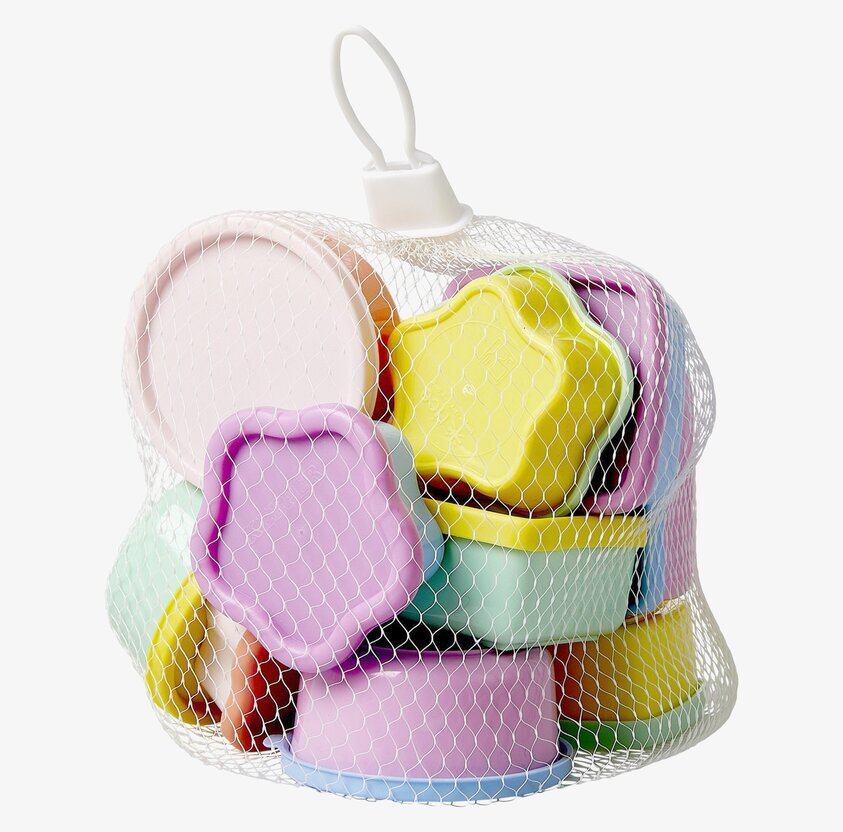 Små plastburkar i nät från Rice i pastellfärger och former