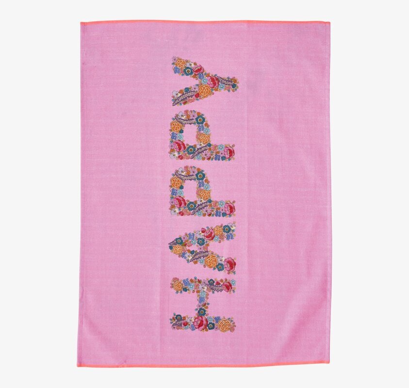 Kökshandduk Happy från Rice med rosa bakgrund och blommor