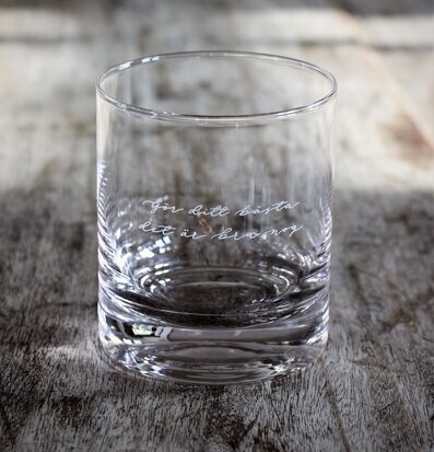 Bild av ljuslykta på rustikt träbord i hemtrevlig miljö