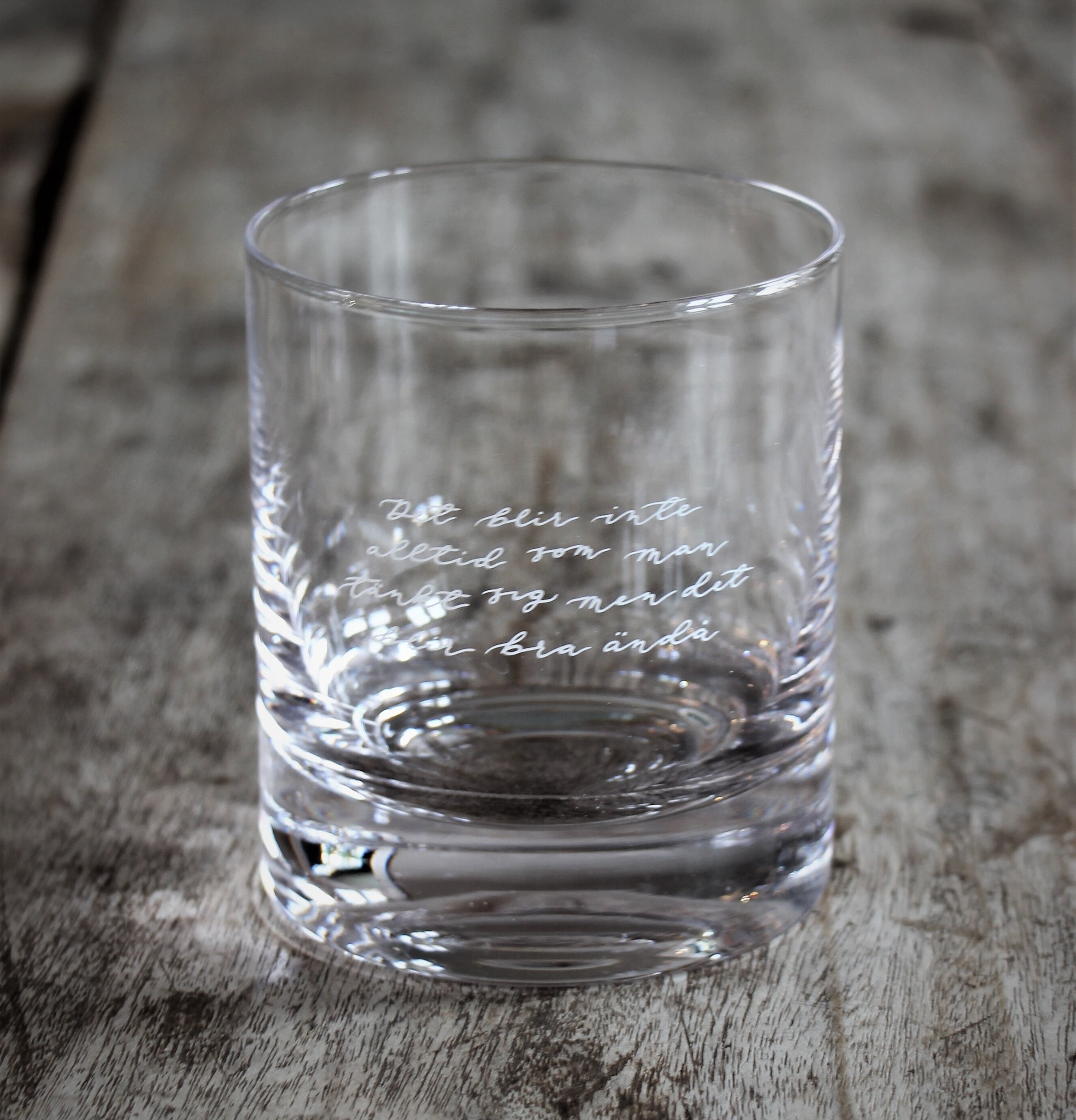 Foto av en ljuslykta med tidlös och reflekterande design