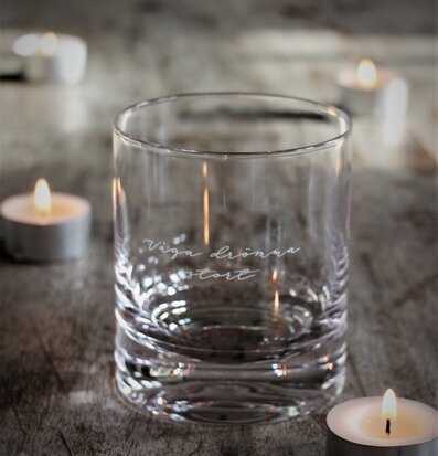 Bild av inspirerande ljuslykta och värmeljus hemma