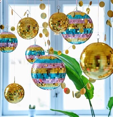 Discoboll Gold Ø5 cm från Rice i en festlig och ljus miljö