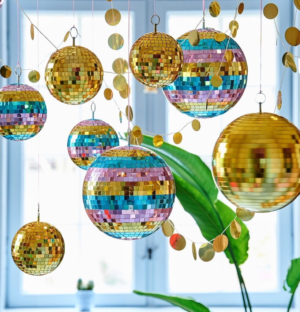 Discoboll Ø18 cm. från Rice med guld och flerfärgade rutor