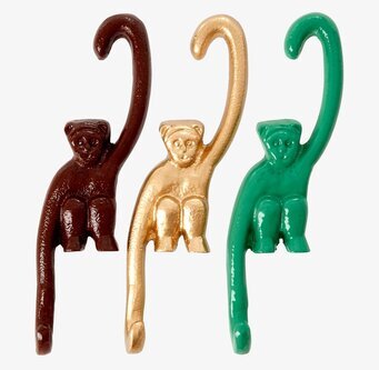 Väggkrok Apa från Rice i tre färger mot vit bakgrund