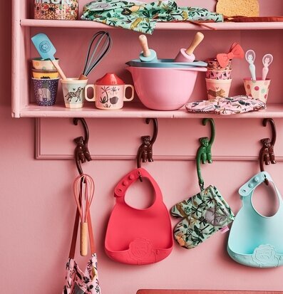 Väggkrok Apa från Rice i färgglatt och organiserat kök