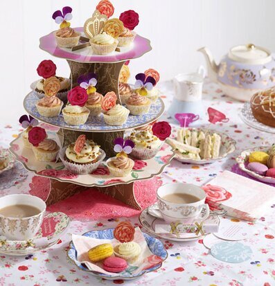 Bordsduk Truly Scrumptious från Talking Tables med blommor