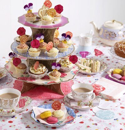 Bordsduk Truly Scrumptious från Talking Tables med blommor