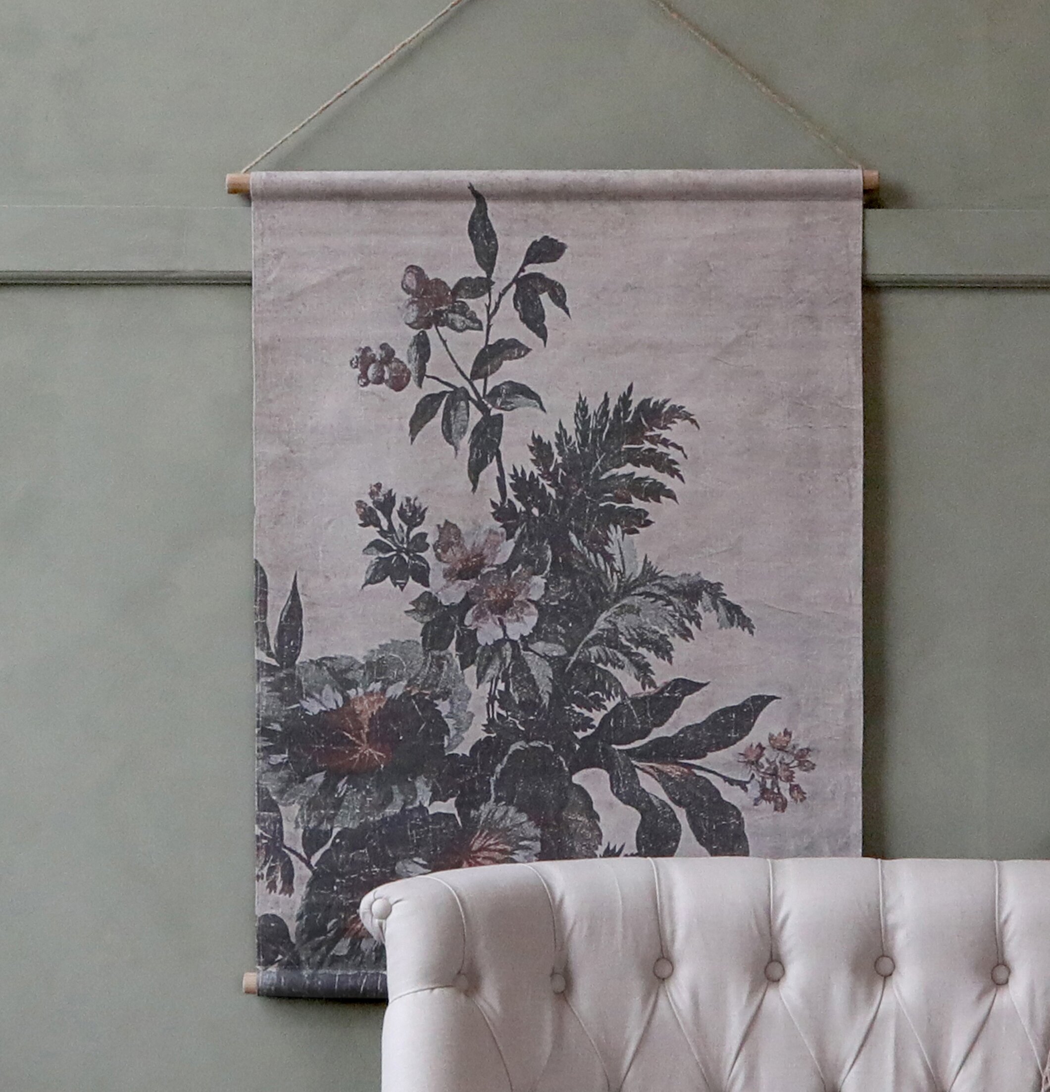 Väggdekoration Blomsterprint från Chic Antique på grå vägg