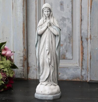 Staty Madonna Prayer från Chic Antique framför rustik dörr