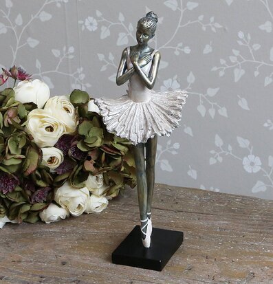 Stående Ballerina från Chic Antique, graciös skulptur
