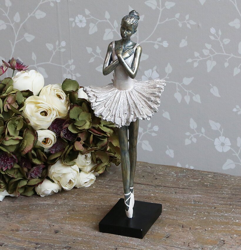 Stående Ballerina från Chic Antique, graciös skulptur