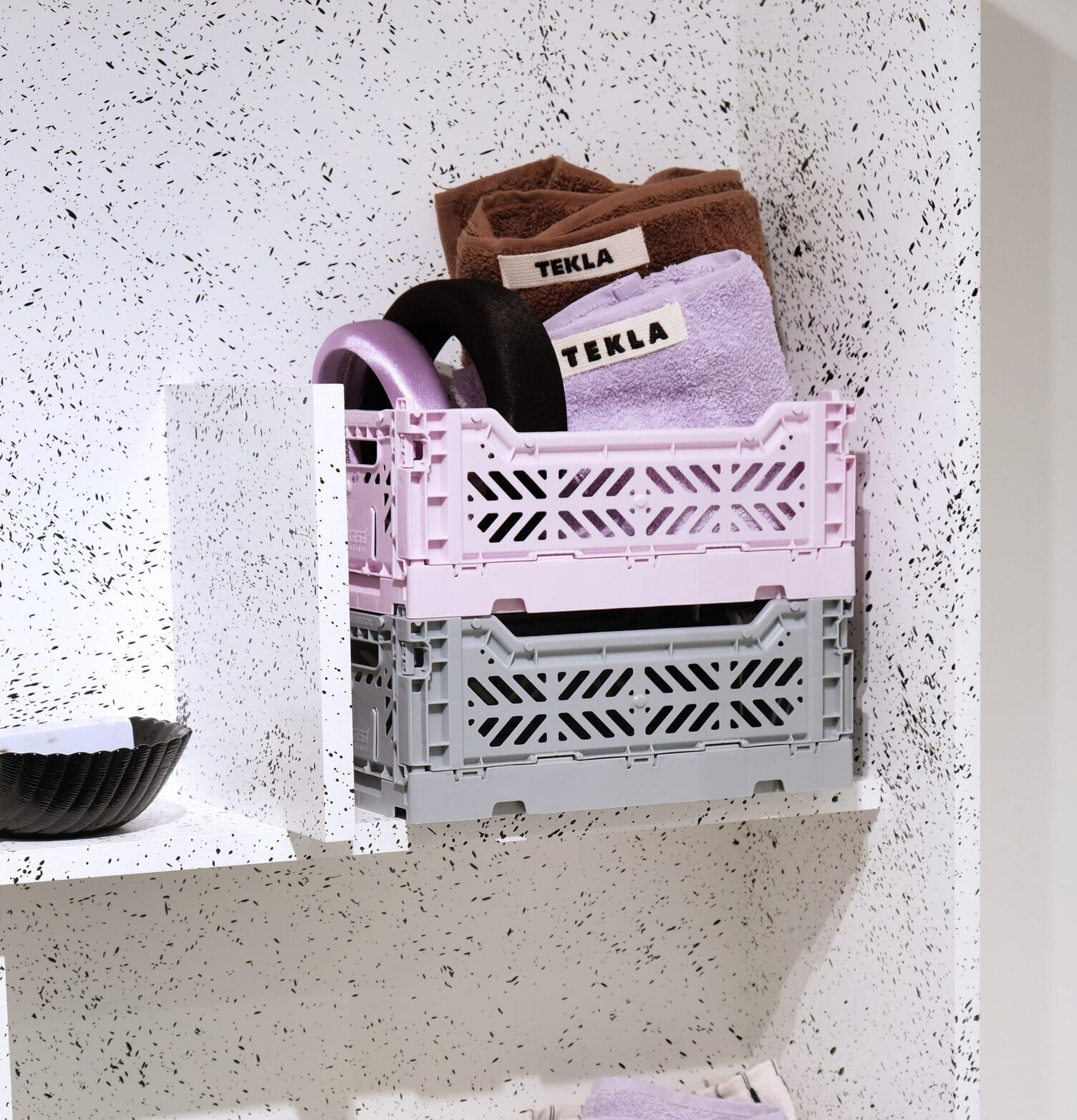 Förvaringsback Mini Baby Pink från Aykasa på vit hylla