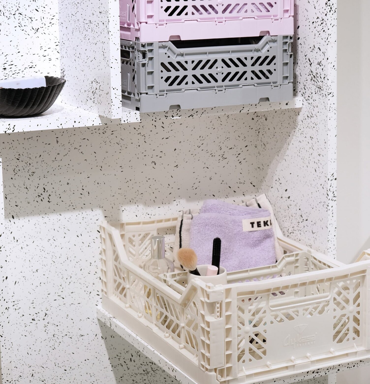 Förvaringsback Midi Gold från Aykasa på vita hyllor