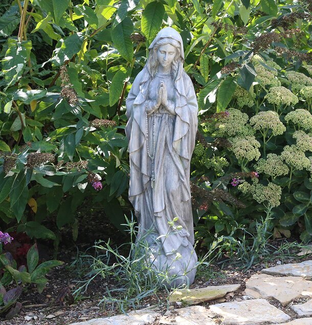 Staty Madonna från Chic Antique i en grönskande trädgård