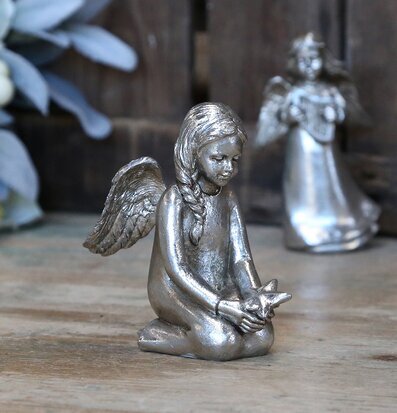 Ängel Antik Silver från Chic Antique på en träyta med blommor