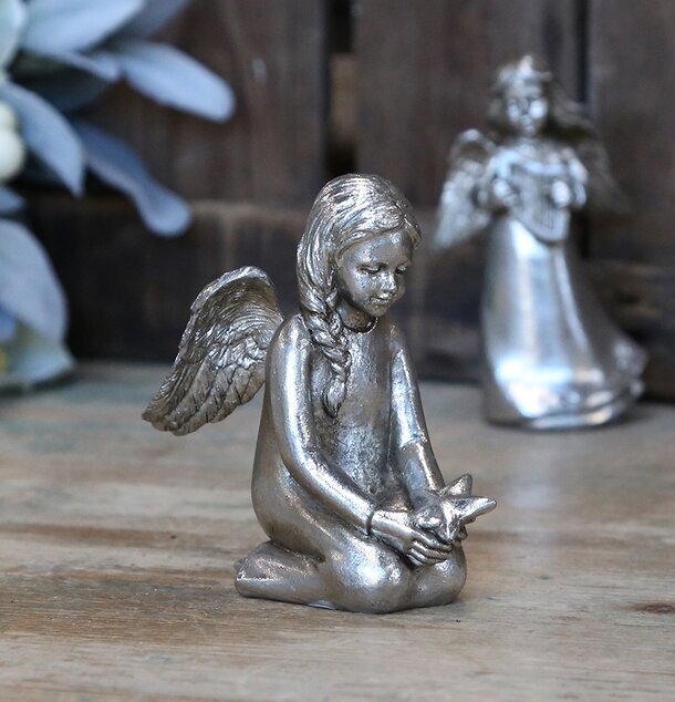 Ängel Antik Silver från Chic Antique på en träyta med blommor