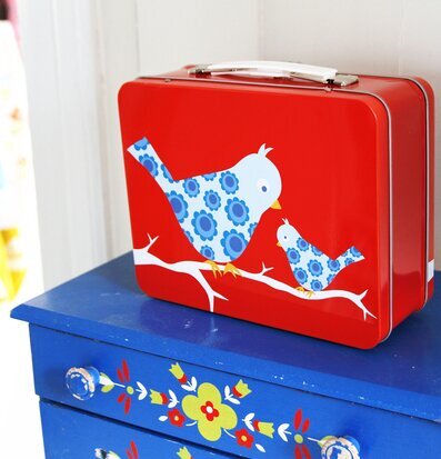 Lunchbox - Fåglar från Blafre på en blå blomdekorerad byrå