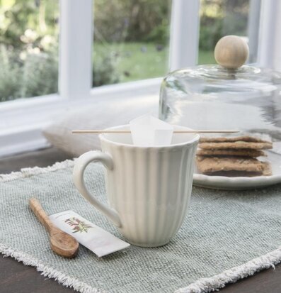 Keramikmugg Mynte Butter Cream från IB Laursen på bord