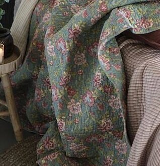 Pläd Petrol Blomster från IB Laursen på en neutral säng