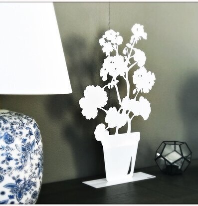 #ÄlskaPlåt Pelargon Stor Vit från Älskaplåt mot mörk vägg