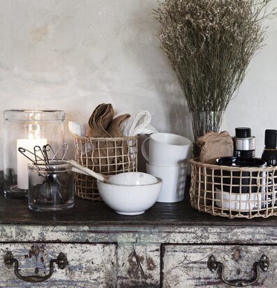 Korgar Set om 4 från Ernst på vintage byrå med dekorationer