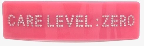 Hårspänne - Care Level: Zero från Ella Agency på vit bakgrund