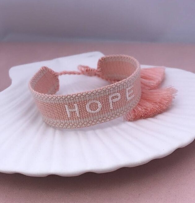Armband Hope Peach från Ella Agency på vitt snäckskal