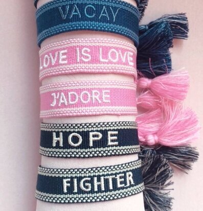 Armband HOPE Black från Ella Agency på ljusbeige kudde