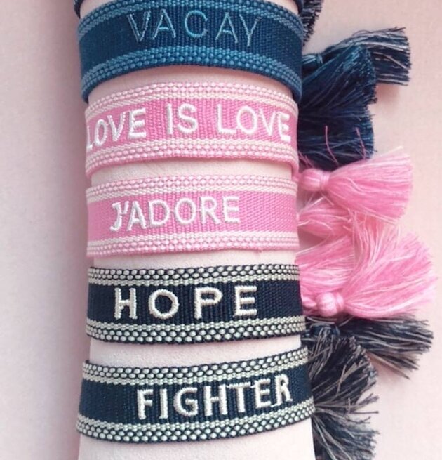 Armband HOPE Black från Ella Agency på ljusbeige kudde